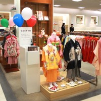 呉服特選きもの売場には、藤代工房（風船下の周辺）のお祝い着も展開している