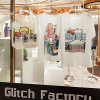 グリッチされたサンリオキャラクターのTシャツが並ぶ