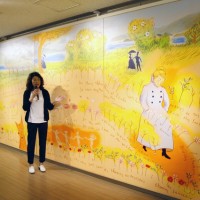 高松赤十字病院に描いた作品の下絵の前で解説を行う山本容子氏