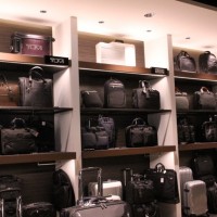 プレステージラインの「トゥミ（TUMI）」など鞄も展開