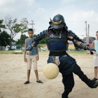 日清カップヌードルCMで、徳田幸太郎が甲冑姿でフリースタイルフットボール披露