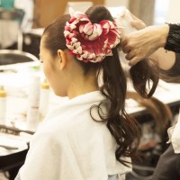 馬蹄とハートのデザインが斬新な着物には、大ぶりのハート型ヘアアクセサリーをあしらい、ショーのテーマである「LOVE」を大胆に表現