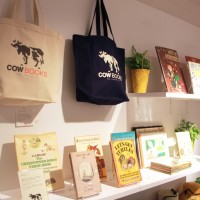 松浦弥太郎が手がける「COW BOOKS」のアイテムも紹介