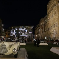 グッチミュゼオのプロジェクションマッピングを背景にしたイタリア車の夜間展示。手前は1931 Alfa Romeo 6C 1750 GS Zagato/Aprile