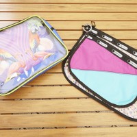 ビーチ コレクション（左から、Shoobie Clutch 6,400円、Wipe Out Pouch Set 8,400円）