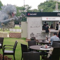 バカルディカフェからはゴジラのオブジェが眺められる