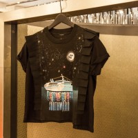 ブランドの人気アイテム、リメイクTシャツも並ぶ