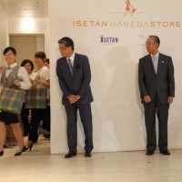 「ISETAN-TAN-TAN」のダンスを披露する従業員