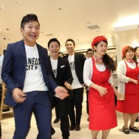 「ISETAN-TAN-TAN」のダンスを披露する従業員