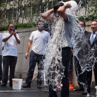 氷水を被る楽天代表の三木谷浩史