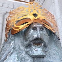 ゴールドマスクで変装する三越ライオン像