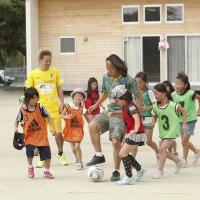 女子達も楽しくサッカーをプレイ