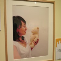 東尾さんが出品した写真作品。プーさんのぬいぐるみと向き合う姿を、一枚の写真に収めた