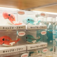 空港限定の「SORAIRUKAペットボトルキャップオープナー」（850円）。開封せずに飾るのもまたよし
