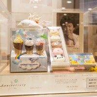 「Anniversary」の「お絵かきマカロン」（5個1,200円/右） 食べた人みんなを笑顔にしてくれそうな愛らしい一品