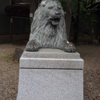 ライオンは東洋的意匠の狛犬に変化し、三越のライオン像も狛犬のように神前を守っている