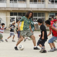 石巻で「子どもサッカー教室」を開いた北澤豪