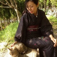 「カフェ・ギャラリー ねこまる茶房」店長の丸山晶代さんと愛猫