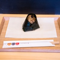 寝かせ玄米おむすび「荏胡麻昆布（えごまこんぶ）」（222円）