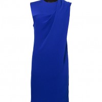 NEPTUNE DRAPED CREQ NECK DRESS WITH SATIN YOKE（伊勢丹伊勢丹限定） 11万7,000円</br>鮮やかなブルーにドレープのディティールが加わり、シンプルながらもエレガントな印象のサテンドレス。