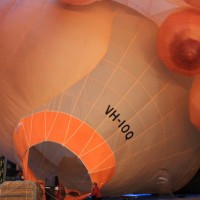 巨大気球作品「スカイホェール（Skywhale）」に空気を送り込んでいる