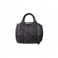 ROCKIE BLACK SHINY PADDED BRUSHED NYLON（W25.4cm x H19cm x D19cm） 10万3,000円</br>人気のロッキーからナイロン 素材が登場。軽量化されス ポーティーな装いに。三越伊 勢丹限定。