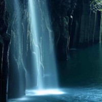 「湧水流れる高千穂峡」。宮崎県高千穂にある玄武岩の柱状節理の渓谷。マグマが地中でゆっくり冷やされるとき、六角柱の幾何学的な模様を描くという。神秘的な神話の谷に、岩の途中から噴き出す湧水の滝「真名井の滝」の澄んだ水が、朝日に照らされながら降りて来る