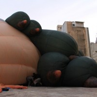 巨大気球作品「スカイホェール（Skywhale）」に空気を送り込んでいる