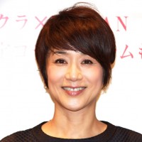 サイン会場を訪れた黒田知永子