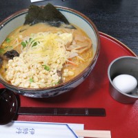 白樺山荘の「ピュアホワイト＆とろけるチーズのあぶり入りラーメン」