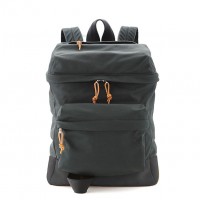 BLACK CANVAS BACKPACK WITH SUEDE BASE（W40cm x H26cm x D18cm） 12万7,000円</br>15SSメンズコレクションに登場する多機能バックパックの オールブラックカラーを特別にステージ先行発売。