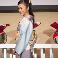 上戸彩が木村英智の着物作品「水中四季御所解」を着用して登場