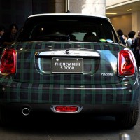 イセタンメンズと、ドイツ自動車BMWがコラボレーションした「The New Blackwatch MINI」お披露目