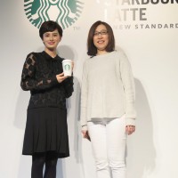 スターバックス コーヒー ジャパン株式会社 マーケティング・カテゴリー本部 執行役員の堀江裕美さん、女優・キャスターのホラン千秋さん