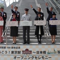 「あるこう！東京駅～日本橋 百年散策」のオープニングセレモニーの様子。記念の大判レプリカ硬券の表面には「日本橋行き」、「東京行き」が印刷されている