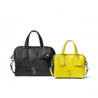 （左）Snoopy Surrey Satchel 8万2,000円（右）Snoopy Mini Surrey Satchel 6万9,000円