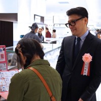 食料品売場で自身で監修した下鴨茶寮のオリジナル弁当を販売する丸山敬太