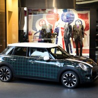 イセタンメンズと、ドイツ自動車BMWがコラボレーションした「The New Blackwatch MINI」お披露目