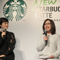 スターバックス コーヒー ジャパン株式会社 マーケティング・カテゴリー本部 執行役員の堀江裕美さん、女優・キャスターのホラン千秋さん