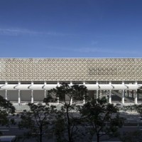 大分県立美術館ファサード昼景。通りに面する折り戸を開いた状態