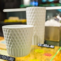 日本の伝統美が感じられる食器が並ぶ