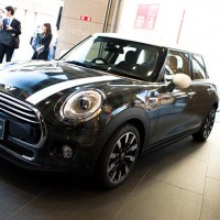 イセタンメンズと、ドイツ自動車BMWがコラボレーションした「The New Blackwatch MINI」お披露目