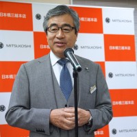 三越伊勢丹の2015年福袋お披露目会で挨拶をする日本橋三越本店長の中陽次氏