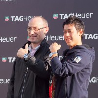 タグ・ホイヤー ジャパン ジェネラルマネージャーのリュックドゥクロワが錦織圭に記念品として「アクアレーサー ウォッチ」を贈呈した