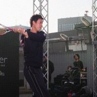 デモンストレーションを行う錦織圭