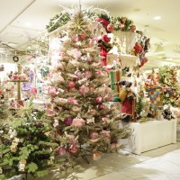 伊勢丹新宿店リビングフロアにはクリスマス用品が並ぶ