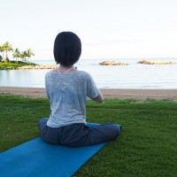 海辺で瞑想中