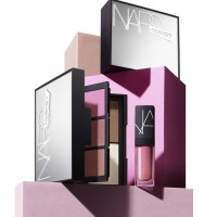 「NARS ザ ナーズイスト ブラッシュ&コントゥアー&リップ パレット」は、フェイスカラーパレット1種とミニサイズのリップグロス1種のセット