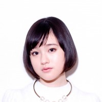 武藤彩未さん／ニット9,500円、ネックレス3,900円「2% TOKYO」（2% TOKYO 渋谷パルコ店）その他 スタイリスト私物