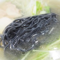 新福菜館の伊勢丹新宿店限定竹炭塩ソバ（900円）は麺が黒いのがインパクト大